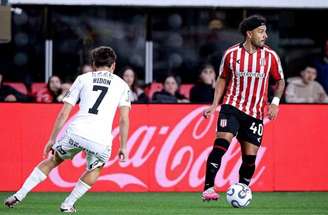 Matheuzinho abraça o atacante Kaio César, que fez o gol do Timão no 1 a 1 com o Estudiantes. Lateral é um dos corintianos na lista dos convocados para a Seleção 