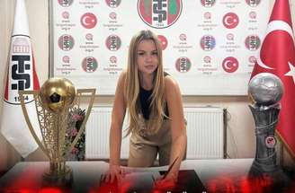 Zeynep Mestan, de 22 anos, também atua como jogadora –