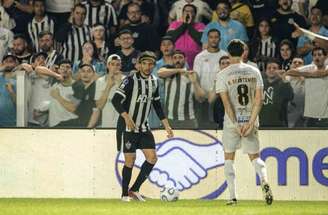 Scarpa e Delfim (ao fundo) no jogo entre Santos e Atlético na Vila Belmiro –