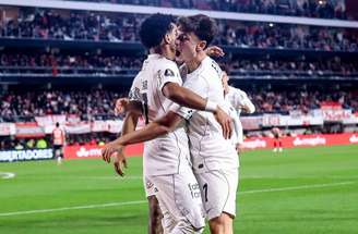 Kaio Cesar recebe o abraço de Matheuzinho após fazer o gol do Corinthians contra o Estudiantes.
