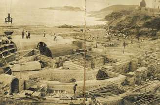 Inaugurado em 28 de setembro de 1914, o Forte de Copacabana completará 112 anos em 2026. Construído para impedir a aproximação de navios inimigos à Baía de Guanabara, integra hoje uma das paisagens mais visitadas da orla carioca. A fortificação também foi palco de episódios marcantes da história nacional, como a Revolta dos 18 do Forte, em 1922.