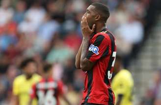 Adam Smith, do Bournemouth, se desvencilha da marcação de Kevin Schade, do Brentford, no Vitality Stadium –