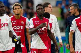 Filipe Luís observa seus jogadores em ação diante do Strasbourg –