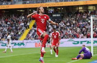Lukas Petkov, do Elversberg, e Josip Stanisic, do Bayern, travam disputa aérea na Ursapharm-Arena –