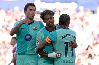 Xavi Espart (à esquerda) vibra muito logo após fazer o primeiro gol do Barcelona no duelo contra o Levante.