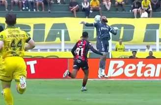 Muralha falhou duas vezes em 12 minutos –