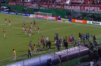Falta de Camilo em Alan Patrick desencadeia tumulto entre jogadores de Chape e Inter –