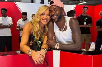 Lewis Hamilton, Vini Jr e Virginia no paddock da equipe Ferrari durante o GP da Espanha –