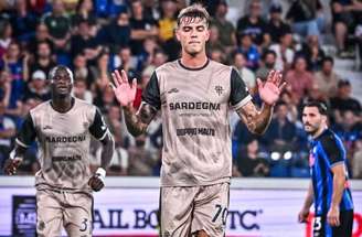 Momento do gol de pênalti marcado por Daniel Maldini na vitória sobre a Atalanta –