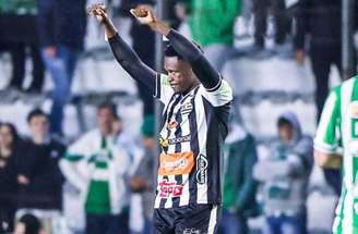 Mandaca se esforça para dar combate a jogador do Athletic no Alfredo Jaconi –
