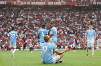 Erling Haaland celebra seu gol diante do United no Old Trafford –