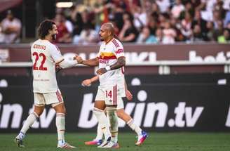 Jogadores de Torino e Roma em disputa de bola na Serie A –
