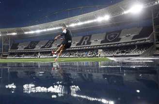 Telles corre e encara a chuva no Nilton Santos –
