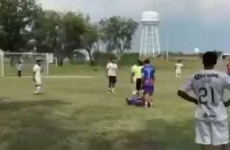 Homens armados chegaram de moto à lateral do campo e abriram fogo contra torcedores –