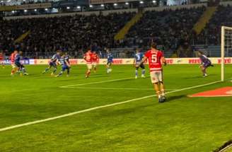 Daniel Penha celebra o gol que marcou para o Avai no empate em casa com o Vila Nova  –