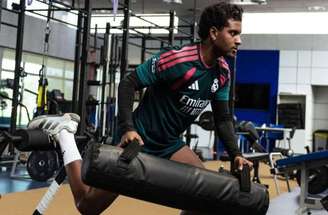 Rodrygo durante sua recuperação no joelho direito –