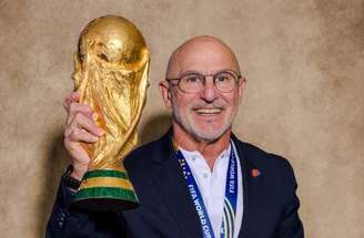 Treinador seguirá à frente da seleção espanhola durante a Copa do Mundo de 2030 –