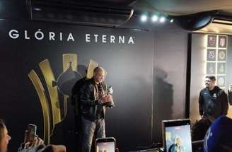 Adriano Imperador recebe prêmios durante evento da Libertadores no Rio –