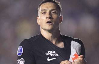 Bruno Duarte comemora seu primeiro gol junto à torcida do Vasco –