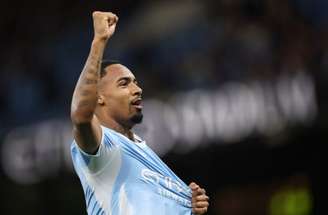 Allan finaliza para marcar um dos gols do Manchester City –
