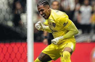 Gabriel Delfim defende um dos pênaltis em Atlético x Santos –