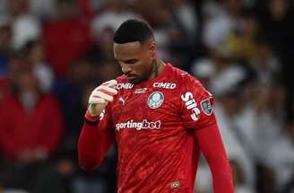 Carlos Miguel, do Palmeiras, defende pênalti em jogo contra a LDU na altitude de Quito. –