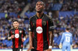 Rayan em disputa de bola com defensor da Real Sociedad –