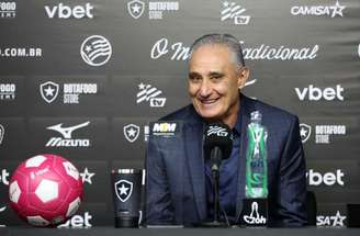 Novo técnico alvinegro, Tite cumprimenta João Paulo Maglhães, presidente do social –