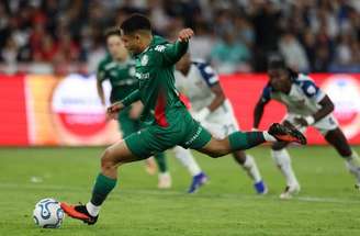 Vitor Roque sobe de produção com a camisa do Palmeiras -
