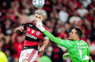 Bruno Henrique luta pela bola com Loor durante o duelo entre Flamengo e Del Valle, pela Libertadores.