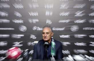 Tite recebe a mística camisa 7 do Mais Tradicional –