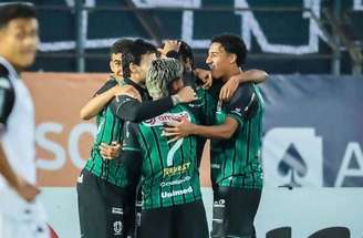 Negueba (de verde) leva o Maringá ao ataque e é marcado por Diogo Mateus.