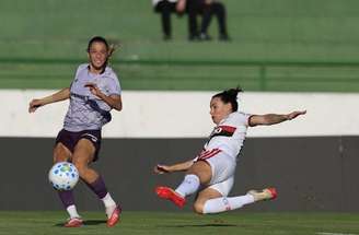 Cristiane conduz a bola diante da marcação de Tayla, do São Paulo –