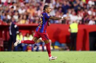 Raphinha comemora um dos três gols marcados diante do Sevilla –