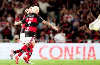 Varela marca, contra o Bragabtino,  o seu quinto fol com a camisa do Flamengo .