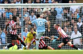 Haaland, do Manchester City, tenta o chute diante da marcação do Sunderland, no Etihad Stadium –