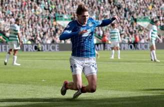 Kevin Kelsy, do Rangers, arrisca o chute no clássico com o Celtic –