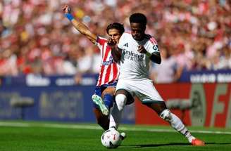 Vini Jr em disputa de bola no clássico de Madri –
