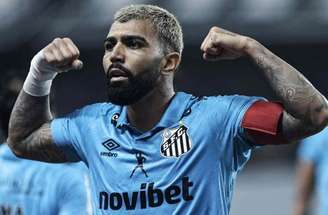 Gabigol em ação com a camisa do Santos no Mangueirão –