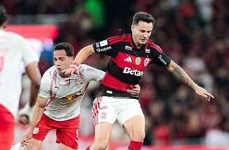 Saúl domina a bola e sai jogando na vitória do Flamengo sobre o Bragantino. 