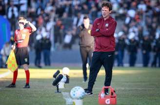 Impaciente, a torcida mostrou insatisfação ao virar de costas para o gramado da Neo Quimica Arena –
