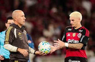 Flamengo soma seis vitórias e um empate nos últimos sete jogos. Líder do Brasileiro e na semifinal da LIbertadores.
