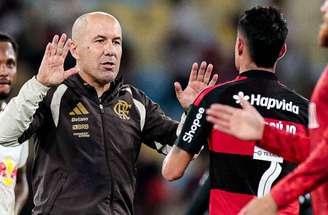 Técnico Leo Jardim comemora com De la Cruz após vitória sobre o Bragantino –