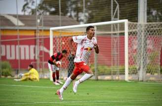Reinaldo corre para o abraço após marcar o primeiro gol do jogo –