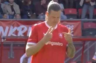Weghorst, do Twente, tem ritual pré-jogo que chama a atenção –
