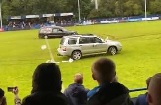 Criminosos usaram dois carros para invadir jogo de uma liga amadora na Inglaterra –