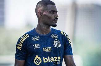 Joaquim em campo pelo Santos após contratação –