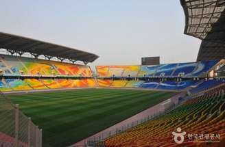 Além da seleção da Coreia do Sul, estádio é a casa do Suwon Bluewings, que disputa a elite local –