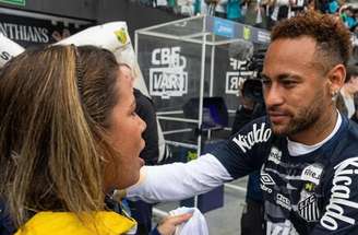 Influencer Naty Potira recebe o carinho de Neymar antes de um jogo do Santos –