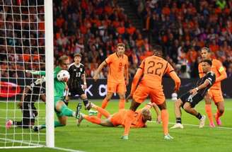 Jogadores de Holanda e Alemanha em disputa de bola na Liga das Nações –